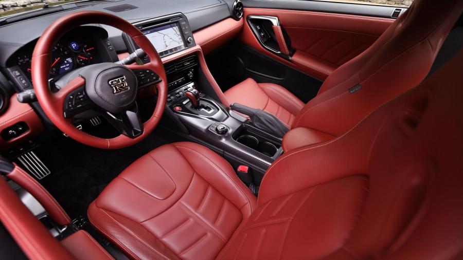 Интерьер Nissan GT-R Pure (R35) 2017 года  (NA) (фото 20 из 21)